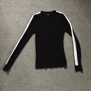 Black ribbed sweater with stripe